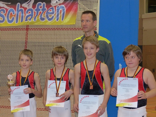 Eduard mit der Niedersaechsischen Mannschaft der 9 – 11 Jaehrigen und Landesfachwart Carsten Roehrbein.JPG